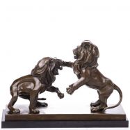 bronzov socha na mramorovom podstavci bojujcej levy 52