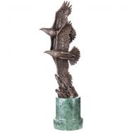 bronzov socha letiacich orlov na mramorovom podstavci 53